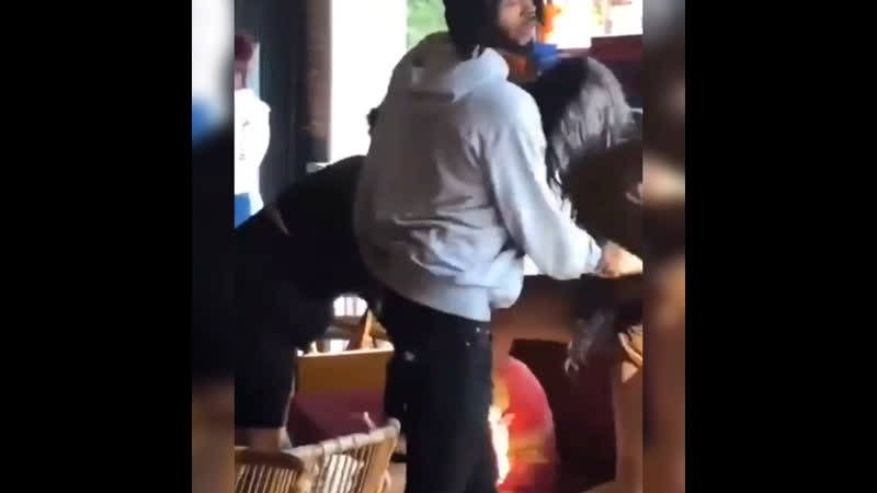 Ничего необычного, байденстановские громадяне проводят время в общепите их нравы