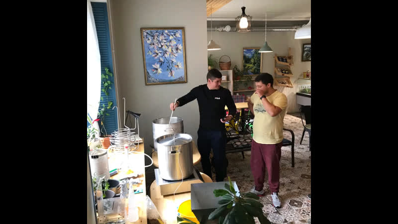 Открытая варка пива в хмельной лае