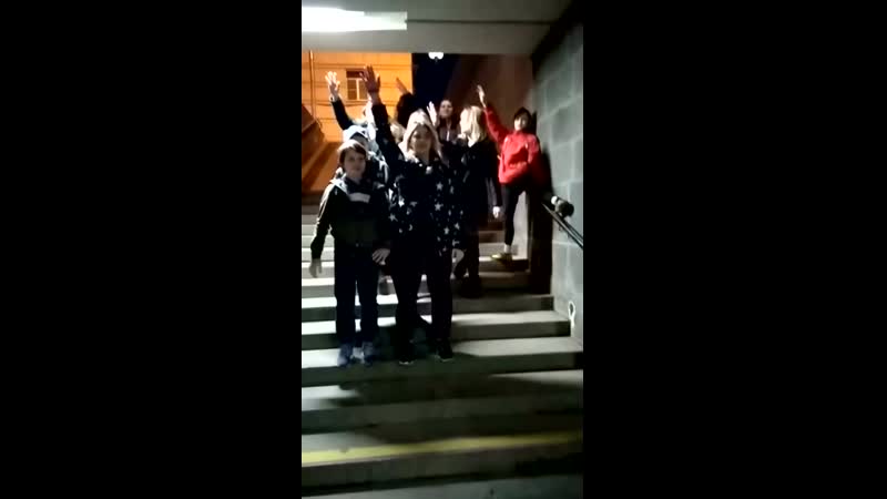 Молодые кидают зиги