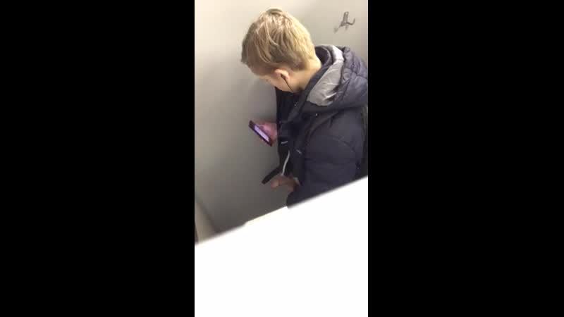 Молодой парень стоя трахает пьяную тетку в туалете бара