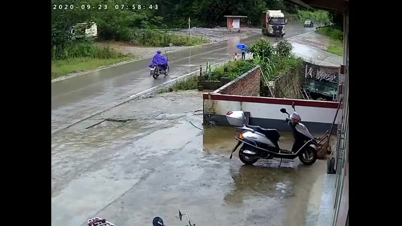 Жуткая авария между грузовиком и женщиной