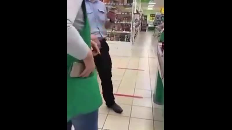 В балашихе пьяный мент засунул себе в штаны две бутылки спиртного и попытался их украсть из магазина