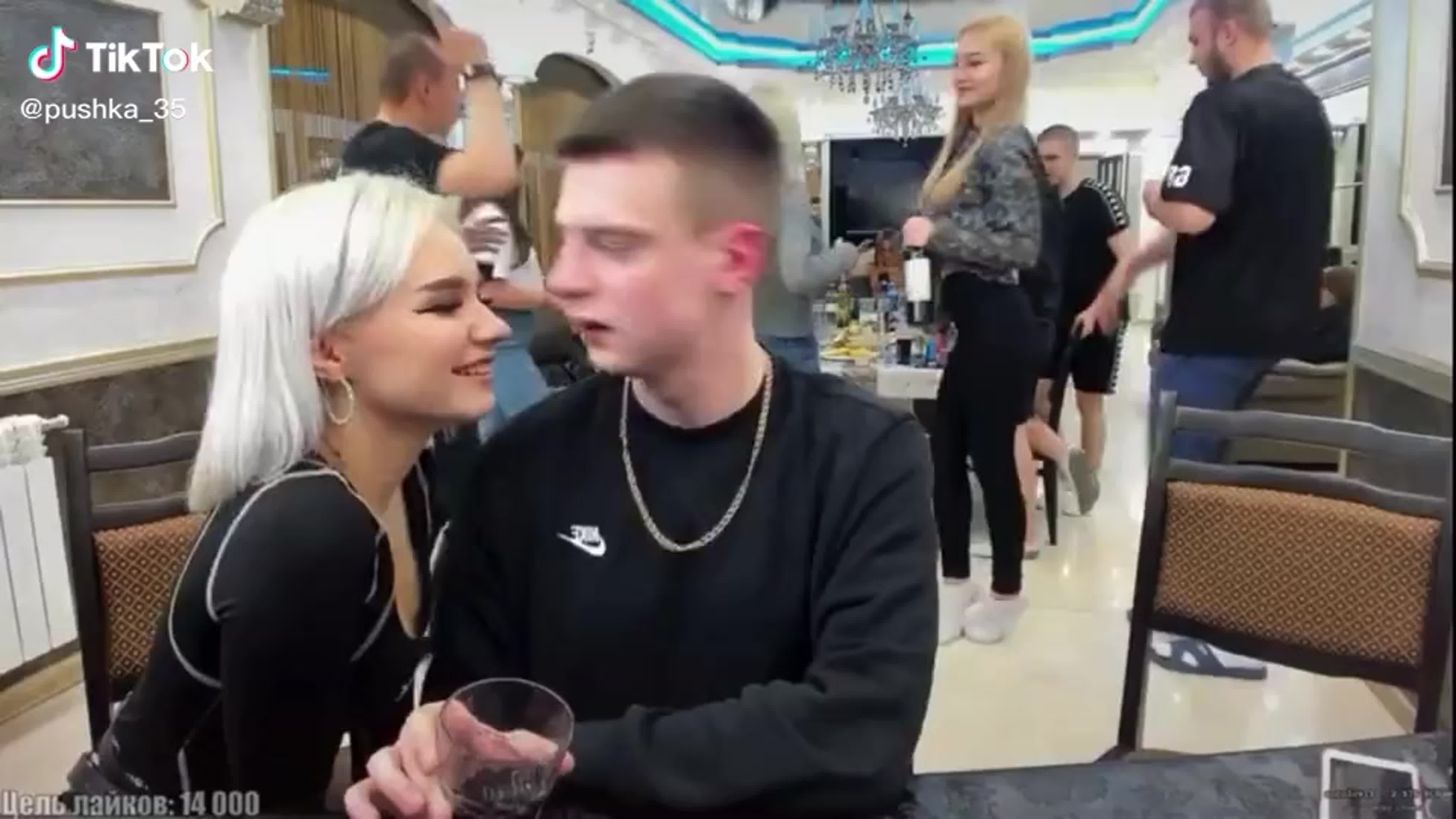 Танцовщица чувственно двигается перед публики