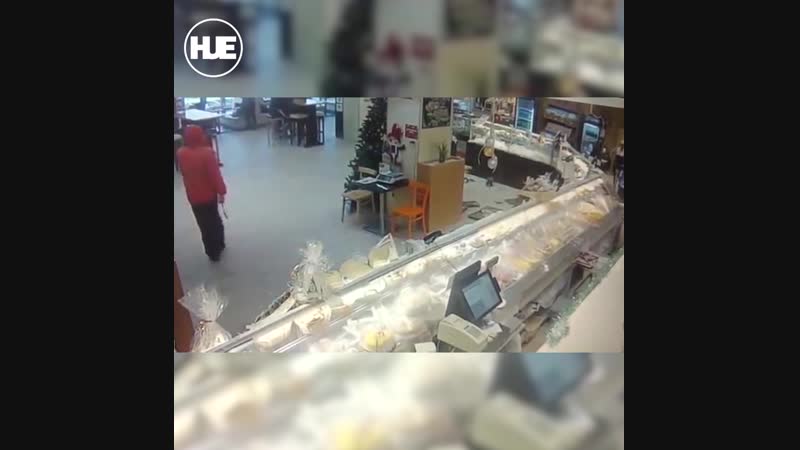 В волгограде мужчина молотком разнёс витрины кулинарии