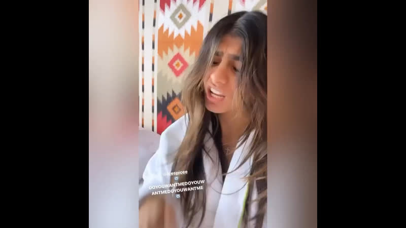 Mia khalifa слушает ice spice 👀