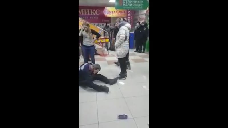 Наверное, не стоило у этого господина карманы проверять