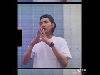 [video] 200422 kris tiktok app update пусть вдохновение остановится в этом море времени #ohmyvans