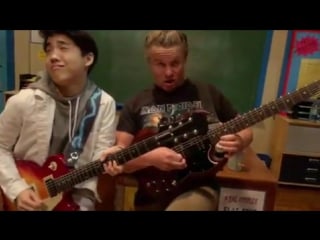 🎸#fridayfeeling when you bend that note and make your best solo rock face! w/ axe man @lancedaelim on set of @nickelodeon #schoo