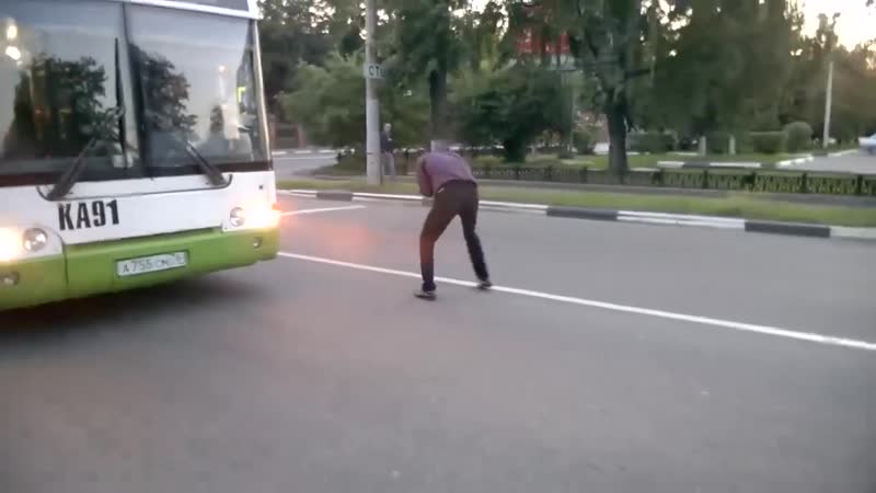 Просто парень незнал куда идти, водитель указал ему путь