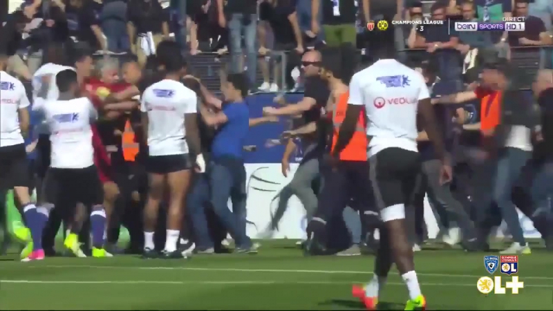 Футбол fooligans два столкновения болельщиков с футболистами сорвали матч «бастия» – «лион»