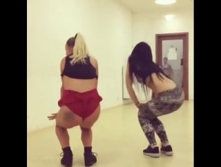 Блондинка маркета трахается и ссыт на пол студии