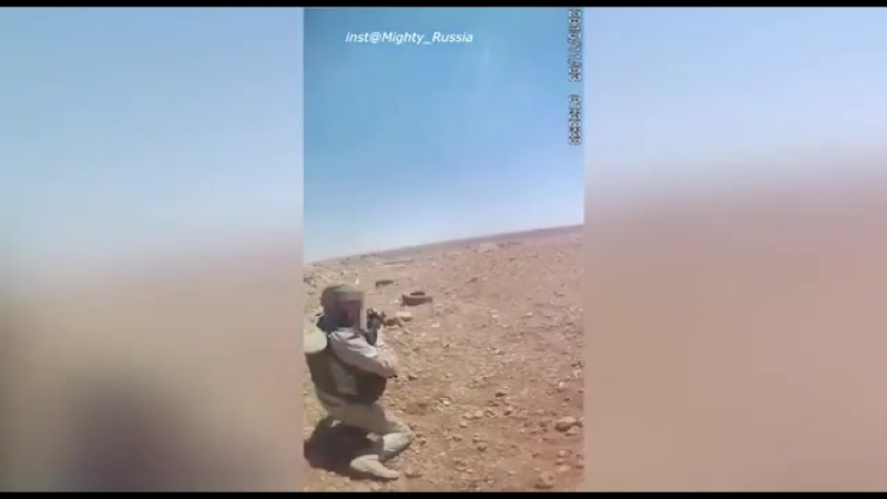 Военнослужащие российской военной разведки во время эвакуации раненого бойца, сирийская провинция хомс, 2015 год