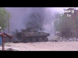 Конвой французского иностранного легиона после атаки смертника в районе гао,мали