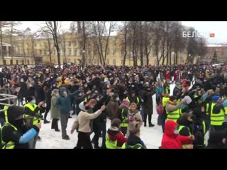 Полиция начала задерживать людей в питере