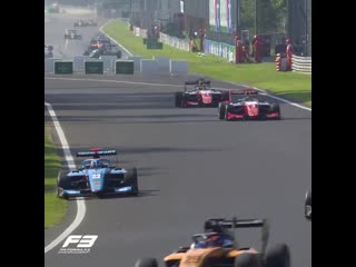 Matteo nannini and liam lawson make contact in the battle for third! 😖