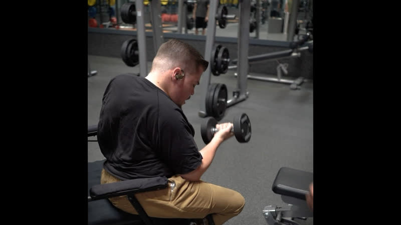 Парень на инвалидном кресле занимается в тренажерном зале