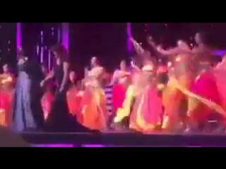 Shah rukh khan performs jabra fan on stage with deepika sridevi madhuri dixit & sharmila tagore at lux golden rose awards