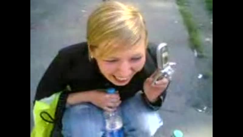 Села на корточки и дуркует