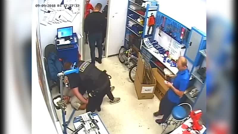 Полицейский пытался затолкать телефон в рот задержанному