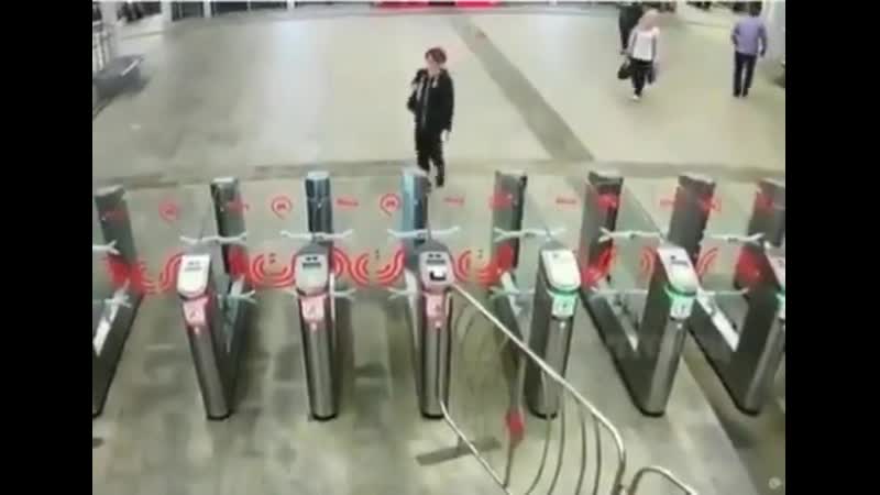 Как не надо заходить в метро