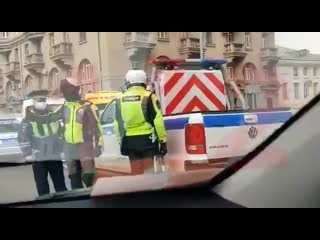 Мужчина угрожает взорвать банк