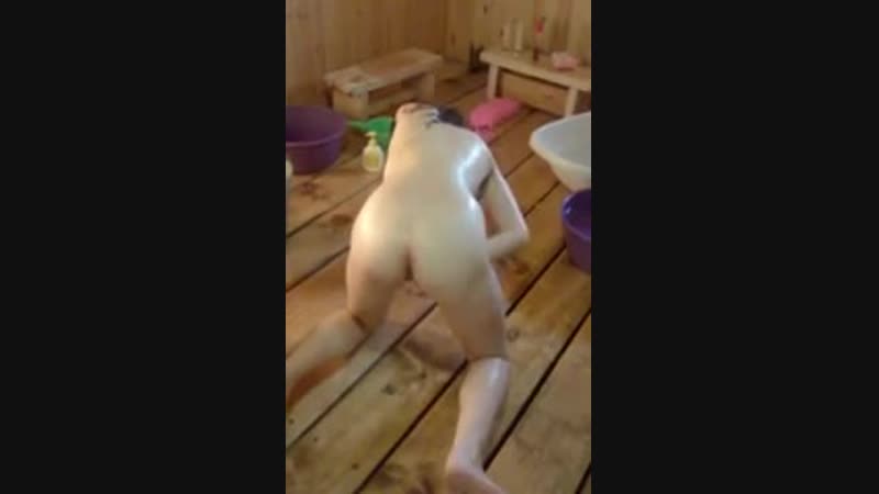 A Girl Masturbates In The Bath 