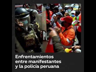 Perú manifestantes se enfrentan con la policía antidisturbios