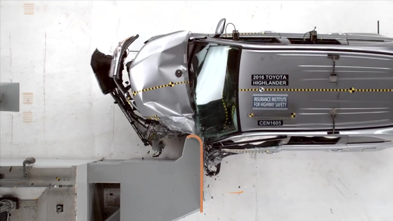 2016 toyota highlander small overlap iihs crash test