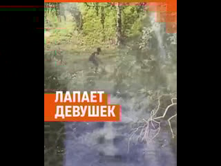 На визе появился извращенец в наушниках, который шлепает девушек по попе и хватает за грудь