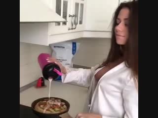 Красотка танцует на кухне