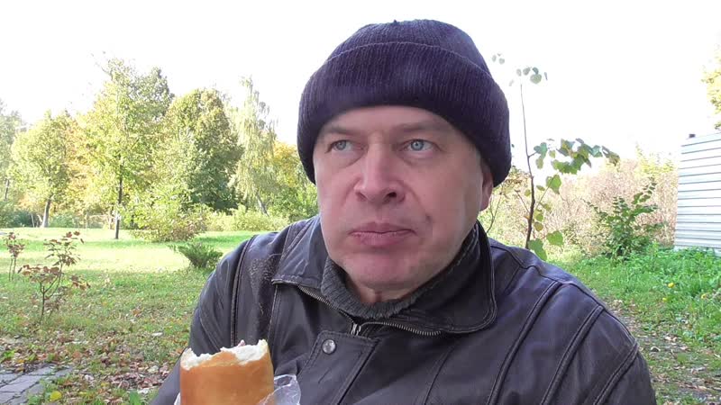 Геннадий горин на природе кушает сосиску сосиска в тесте