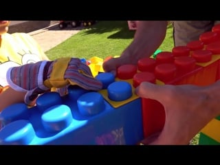 Макс строит домик из большого конструктора катается на тракторе машинке с прицепом и бензопила