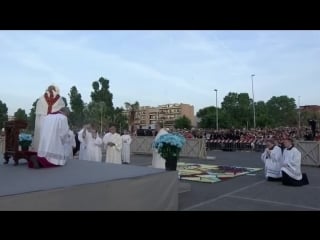 Tantum ergo and benediction with sanctissimum on corpus christi with pope franci