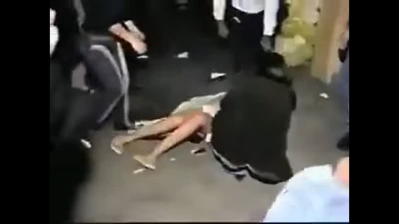 Бабочка летела, крылышком махнула