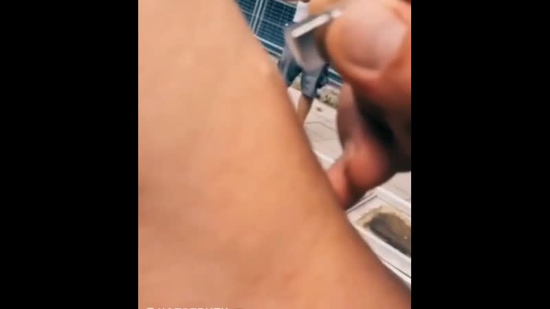 Трижды вакцинированный файзером от covid 19 человек в буквальном смысле притягивается к магниту что они сделал с людьми?