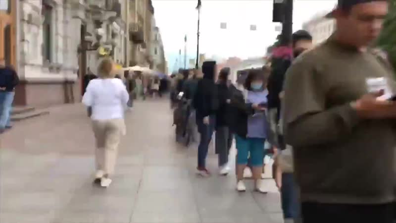 Защитники конституции выстроились в очередь на невском проспекте