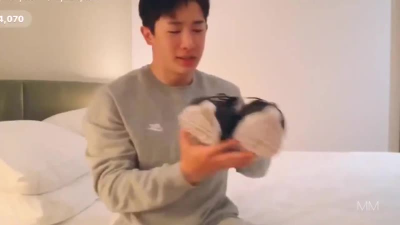 [190607] wonho treating his air max with such reverence @ vlive