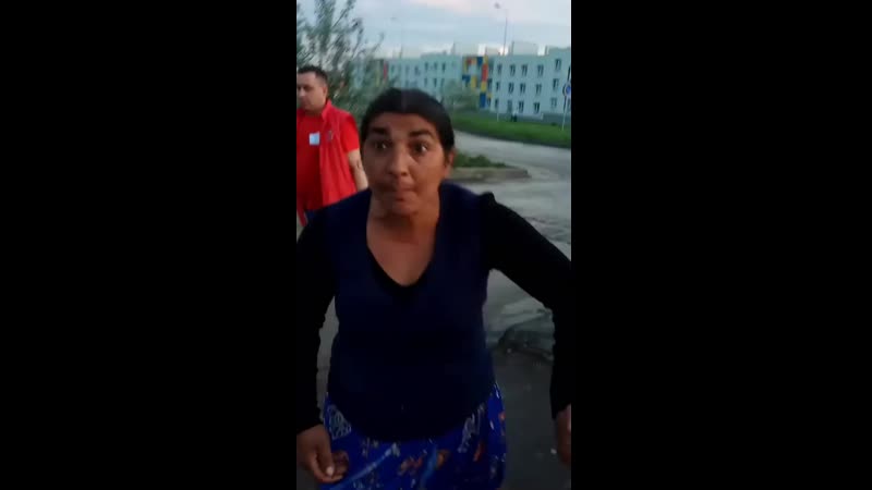 Цыганка засунула ребёнка в мусорный бак