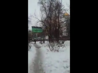 Электрический столб упал на женщину