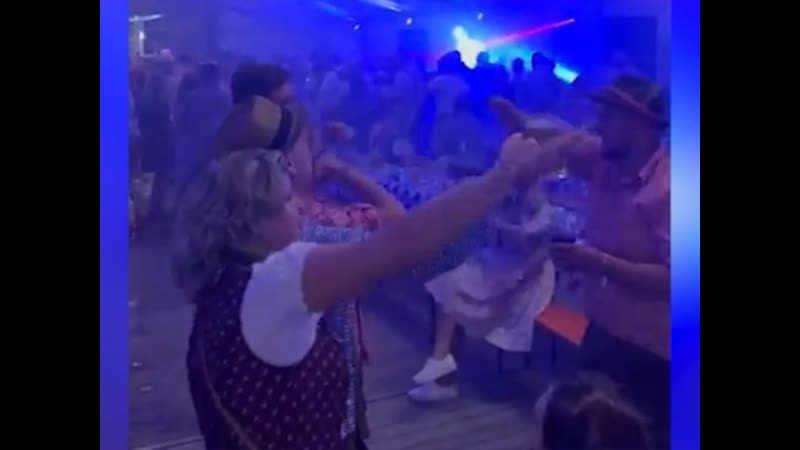 «зиг хайль» под марш вермахта или самый обыкновенный октоберфест в саксонской деревушке