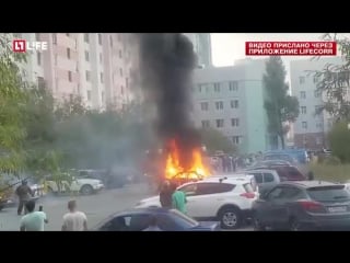 В новом уренгое загорелась и взорвалась lada priora