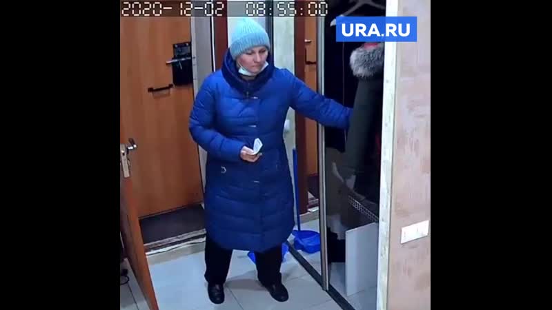 Почтальон обокрал жительницу тобольска пока она принимала посылку