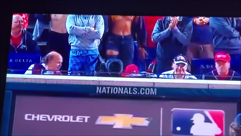 Джулия роуз, лорен саммер пышногрудые модели обнажились на бейсбольном матче / julia rose, lauren summer banned from mlb fo