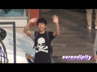 120610 인기가요 퇴근길 우현 fancam