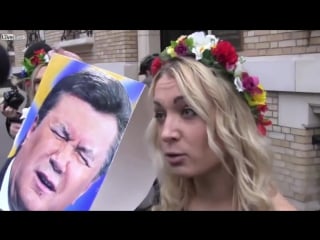 Femen писают в париже на портрет януковича