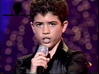 Jonathan vázquez por debajo de la mesa