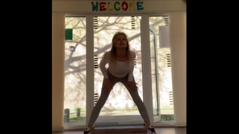 Янина студилина ооочень сексуально разучивает танец, демонстрируя свои возможности и фигурку