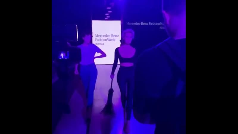 Елена летучая показала идеальную походку