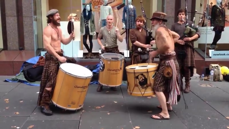 Шотландские барабанщики и волынщики на улице глазго