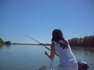 Девушка поймала огромного сома